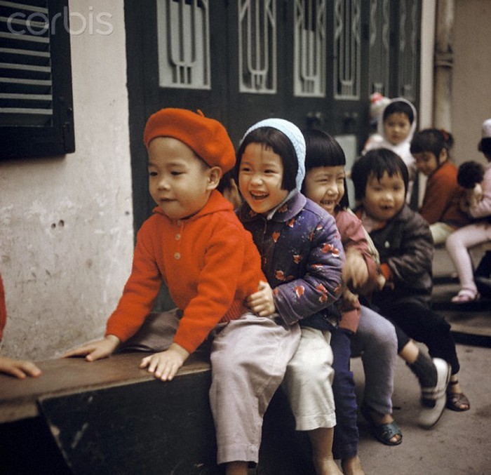 Trẻ em chơi bập bênh trong một nhà trẻ gần Hà Nội, 1973. Ảnh: Werner Schulze/dpa/Corbis.
